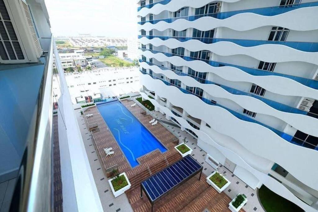 The Wave @2+1br Seaview / 10pax / 3 Balcony / 1km Jonker