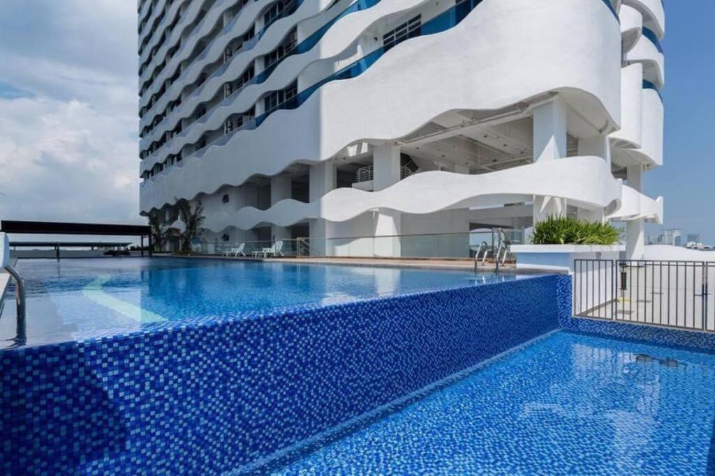 Apartment The Wave @2+1br Seaview / 10pax / 3 Balcony / 1km Jonker
